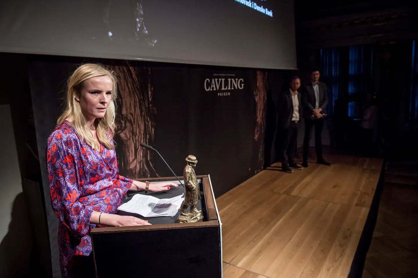 Eva Jung holdt takketalen, da hun sammen med Simon Bendtsen og Michael Lund fra Berlingske fik Cavlingprisen i 2019 for afdækningen af hvidvasksagen i Danske Bank.