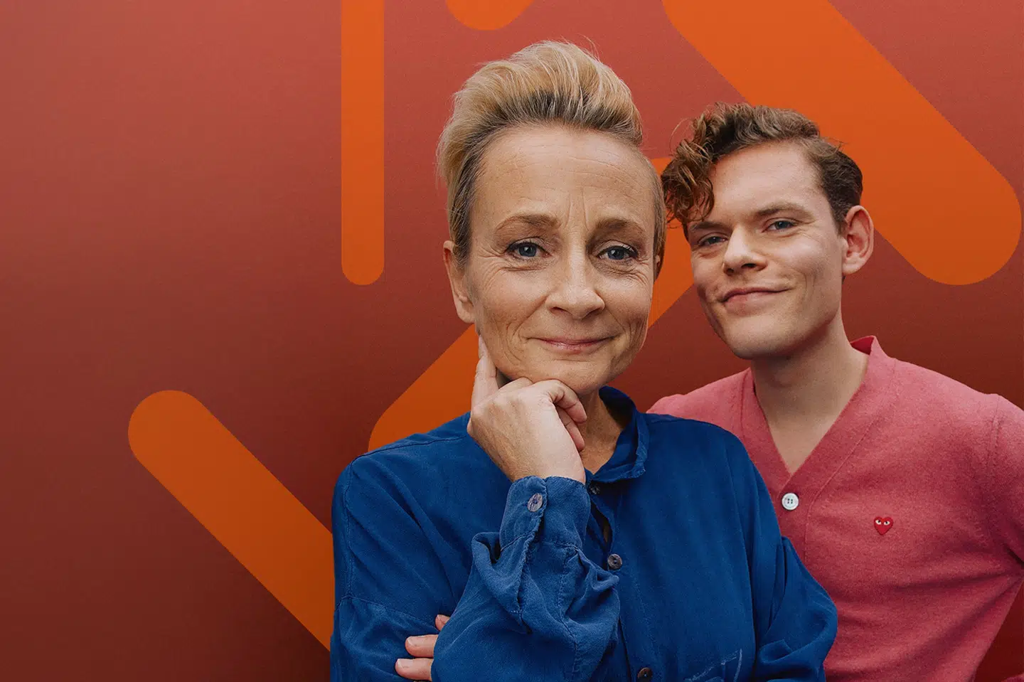 Arkitekt Ane Cortzen tager plads som vært i det nye fredagsprogram "Første række" sammen med DR-værten Gustav Hagild. (PR-foto).