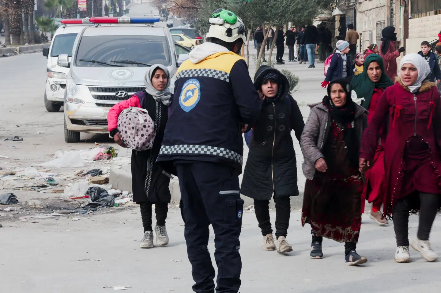 Civile går med tasker og øvrige ejendele torsdag på gaden i Aleppo, hvor kurdiske styrker og regeringen kæmper.