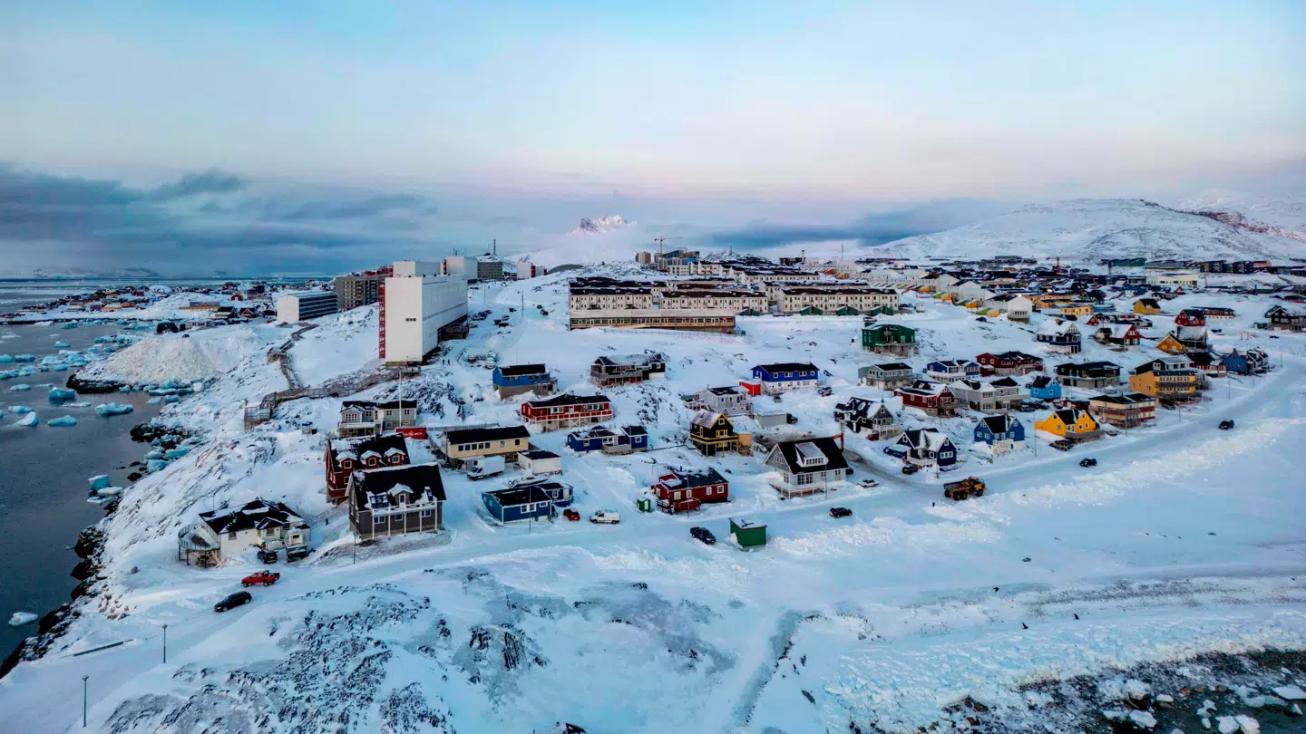 Der bor omkring 57.000 mennesker i Grønland, verdens største ø. Størstedelen bor i hovedstaden Nuuk.