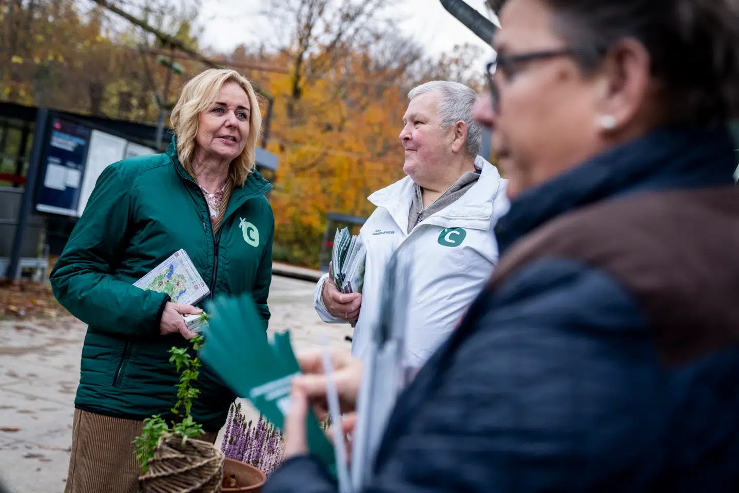Det Konservative Folkepartis partiformand, Mona Juul, og Rudersdal Kommunes borgmester, Ann Sofie Orth, fører valgkamp med konservativ kandidat Lars Søndergaard på Skodsborg Station 5. november 2025. Partierne bag emballageafgiften glemte tilsyneladende, at de selv var omfattet af den.