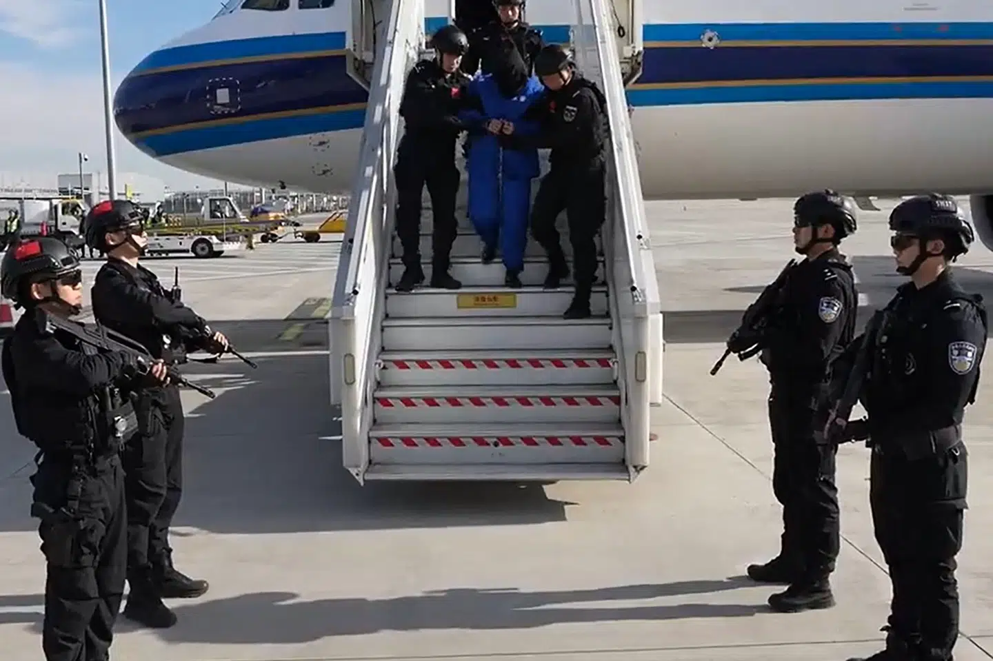 Kinas ministerium for offentlig sikkerhed har udsendt en video af den mistænkte svindelboss Chen Zhi, der eskorteres ud fra et fly i Beijing.