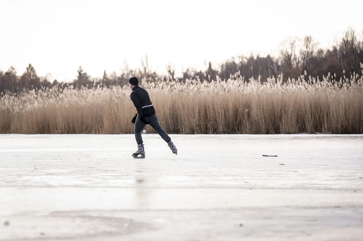 En skøjteløber har begivet sig ud på Gentofte Sø tilbage i vinteren 2021. (Arkivfoto).