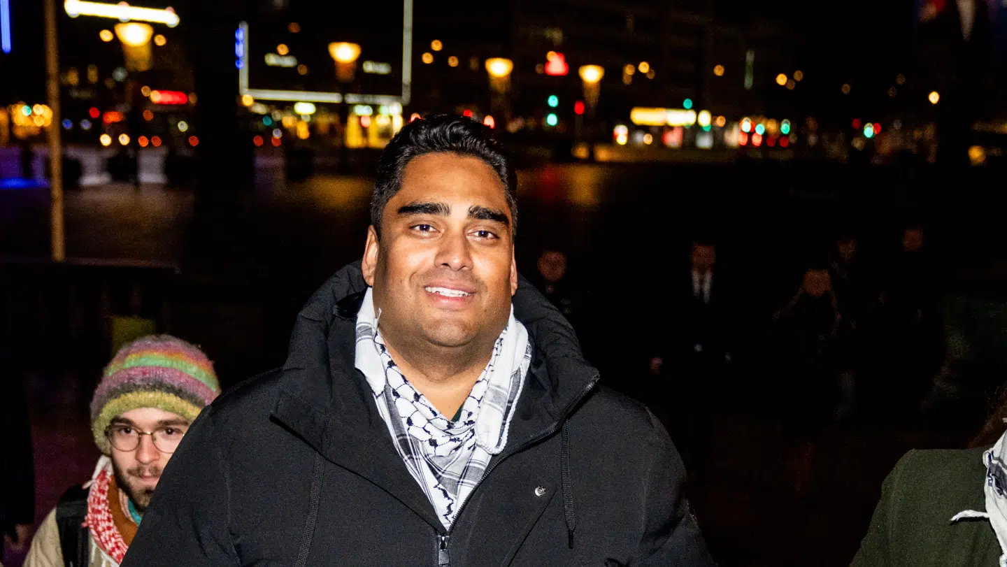 Sikandar Siddique (Frie Grønne) ankommer til Københavns Rådhus natten til onsdag den 19. november 2025.