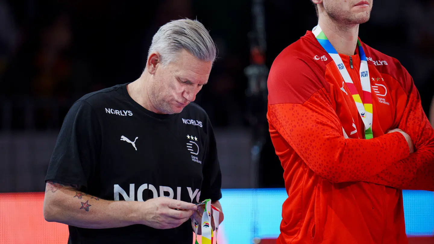 Landstræner Nikolaj Jacobsen inspicerer den kedelige sølvmedalje.