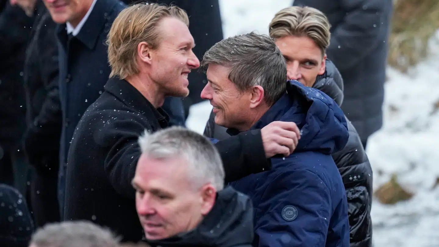 Simon Kjær og Jon Dahl Tomasson hilser på hinanden foran Molde Domkirke.