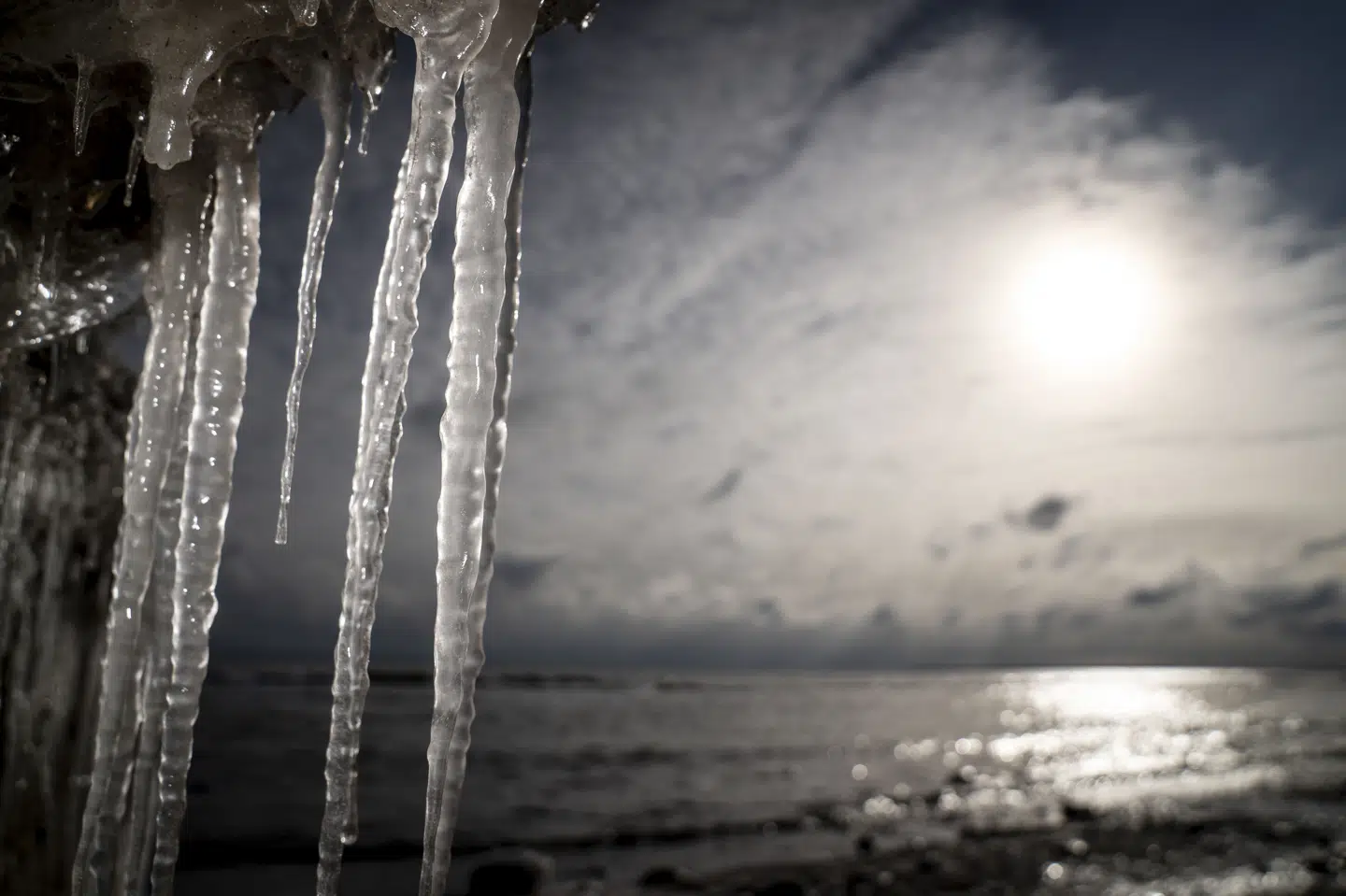 Man har pligt til at få fjernet istapper fra sin bygning. I værste tilfælde kan man afgå ved døden, hvis man bliver ramt af en istap. Billedet af istapperne er taget i februar 2021 omkring havnen ved Faxe Ladeplads. (Arkivfoto).