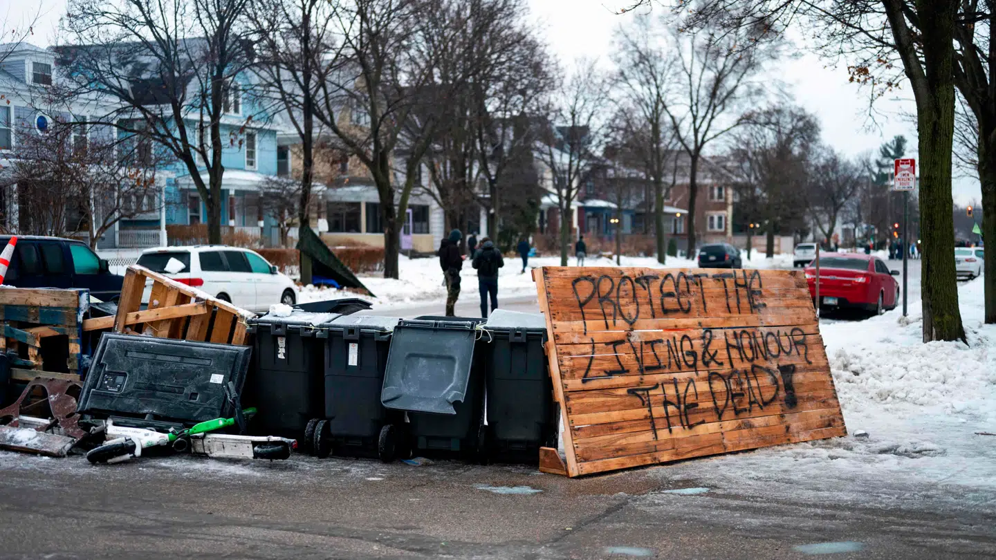Her ses en af de meget interimistiske blokader ved skyderiet.