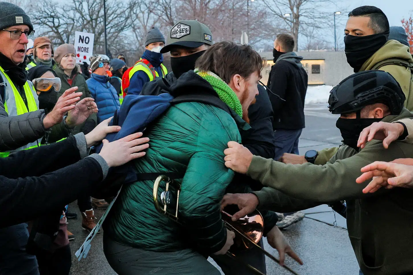 Der har torsdag været sammenstød mellem politi og demonstranter i Minneapolis, hvor omkring 1000 personer har protesteret imod drabet på Renee Nicole Good.