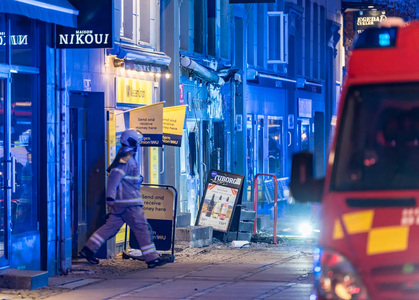 Politi og brandvæsen er til stede i Istedgade på Vesterbro i København, hvor en kiosk er i brand torsdag den 8. januar 2026.