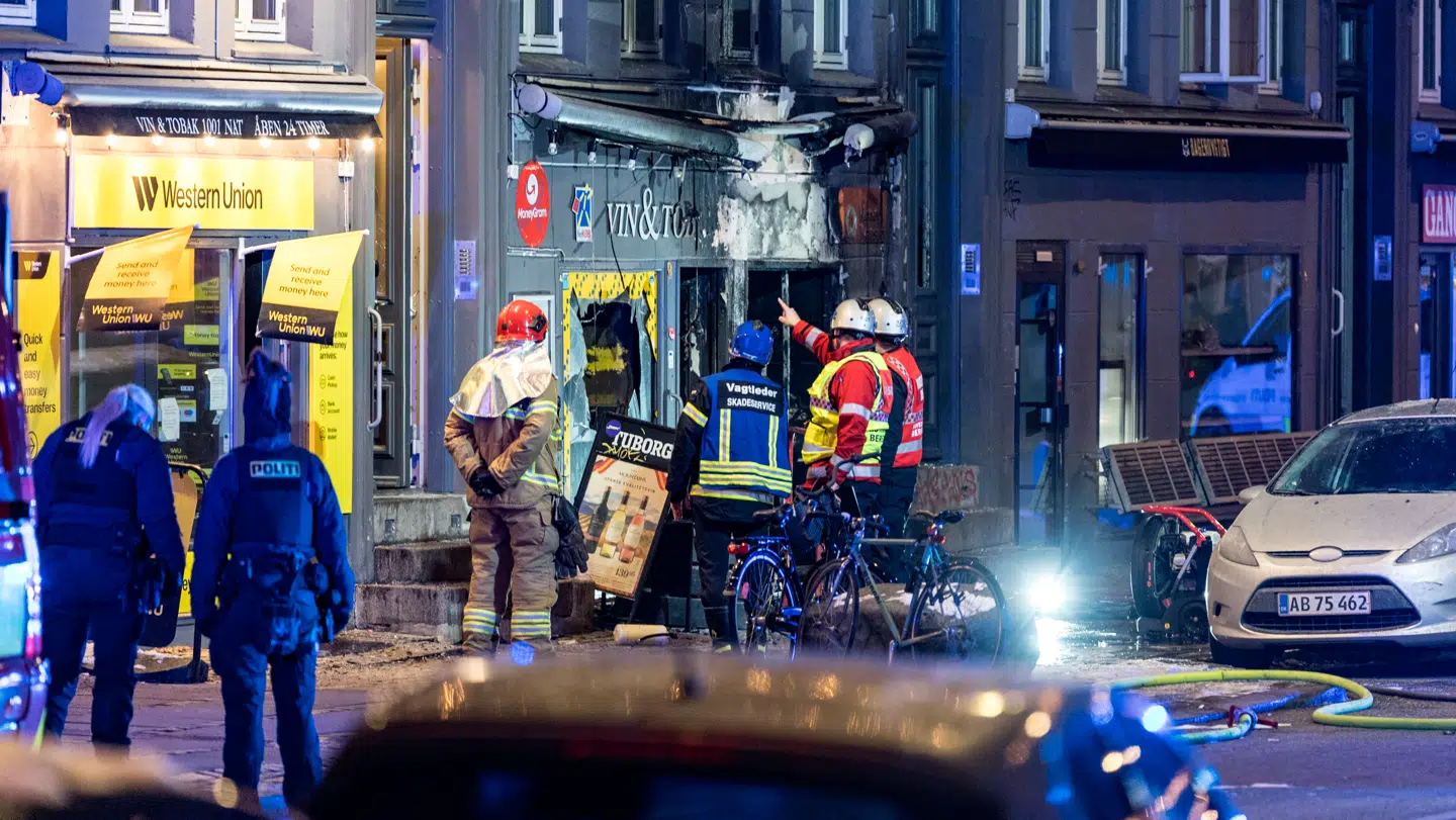 Politi og brandvæsen er til stede ved en kiosk i Istedgade på Vesterbro i København.