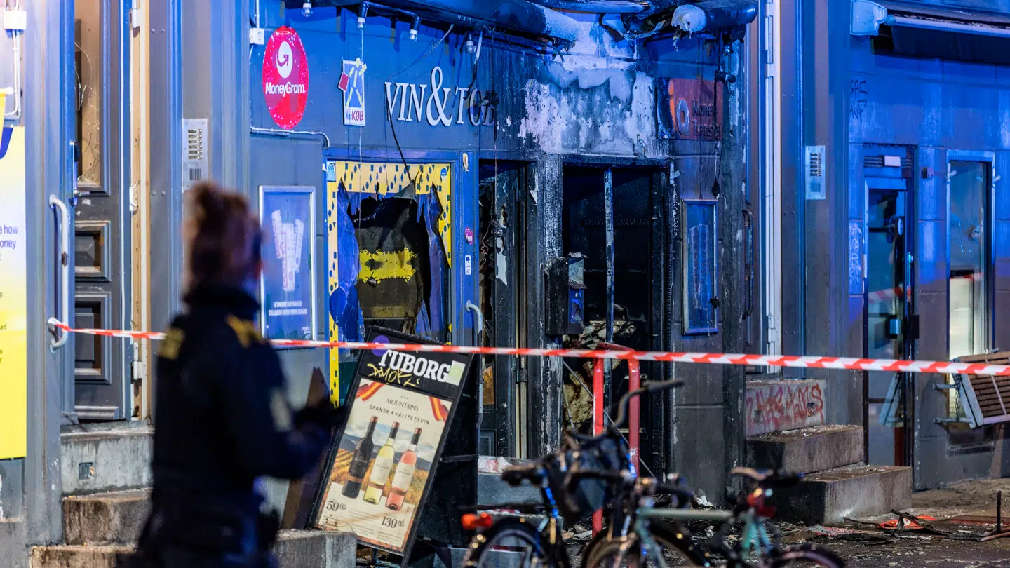 Politi og brandvæsen er til stede i Istedgade på Vesterbro i København hvor en kiosk er i brand torsdag den 8. januar 2026.