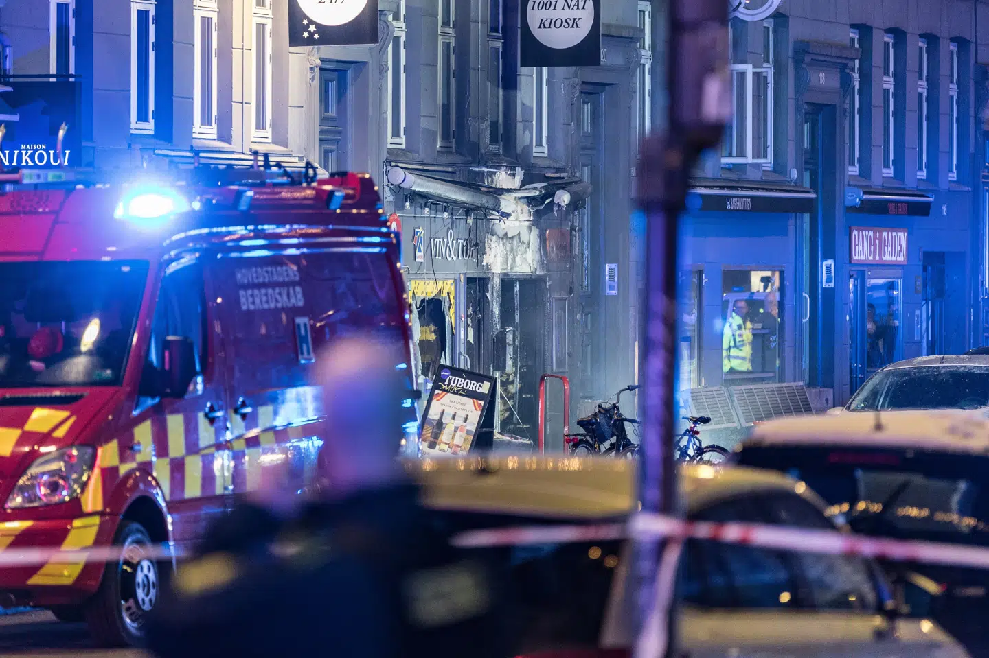 Politiet og brandvæsenet er torsdag aften til stede på Istedgade efter et højt brag ved en kiosk.