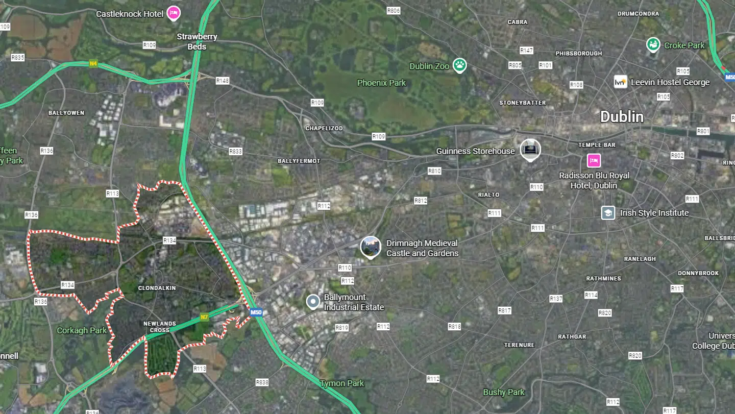 Det var i Clondalkin, et forstadsområde i det vestlige Dublin, at den 11-årige dreng blev fundet død.