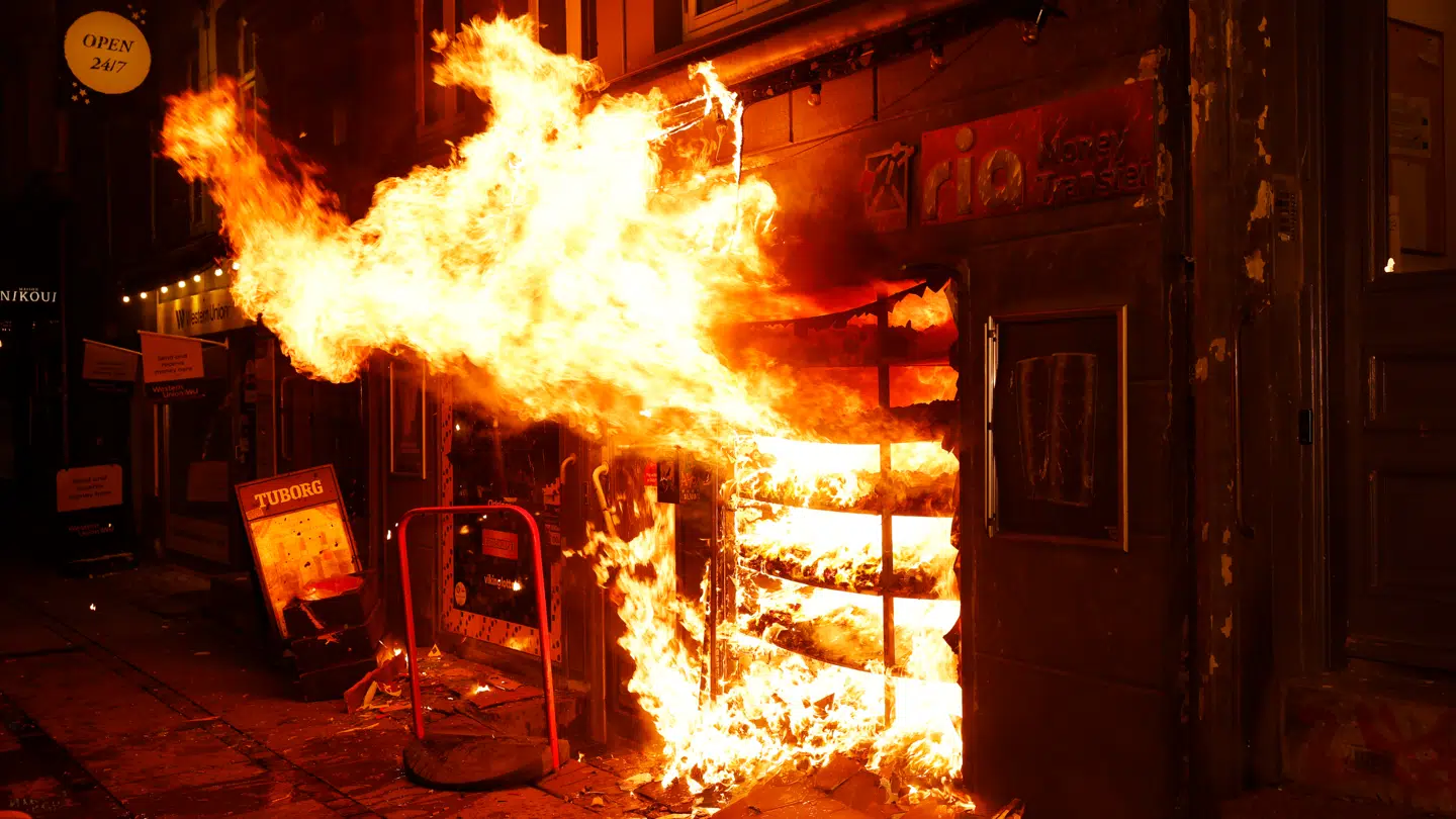 Torsdag aften lød der et voldsomt brag, der udviklede sig til brand i en kiosk på Istedgade i København.