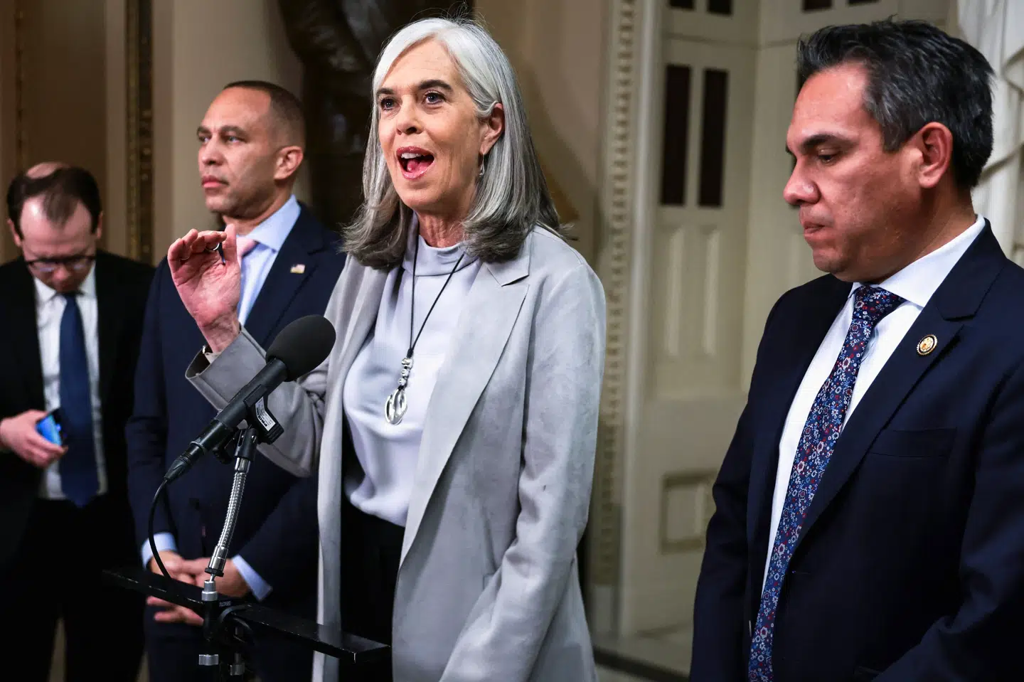 Demokratiske medlemmer af Repræsentanternes Hus taler med journalister, efter at et forslag om at forlænge sundhedstilskud i tre år er blevet vedtaget.