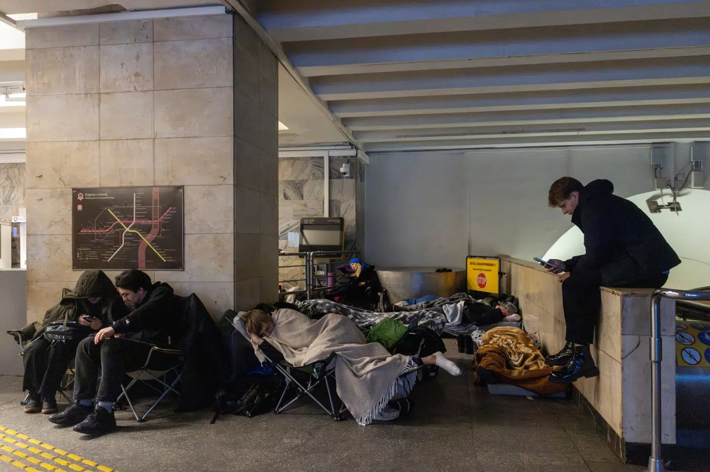 Folk søgte ly på en metro under et russisk missilangreb i Ukraines hovedstad, Kyiv, sent torsdag aften.