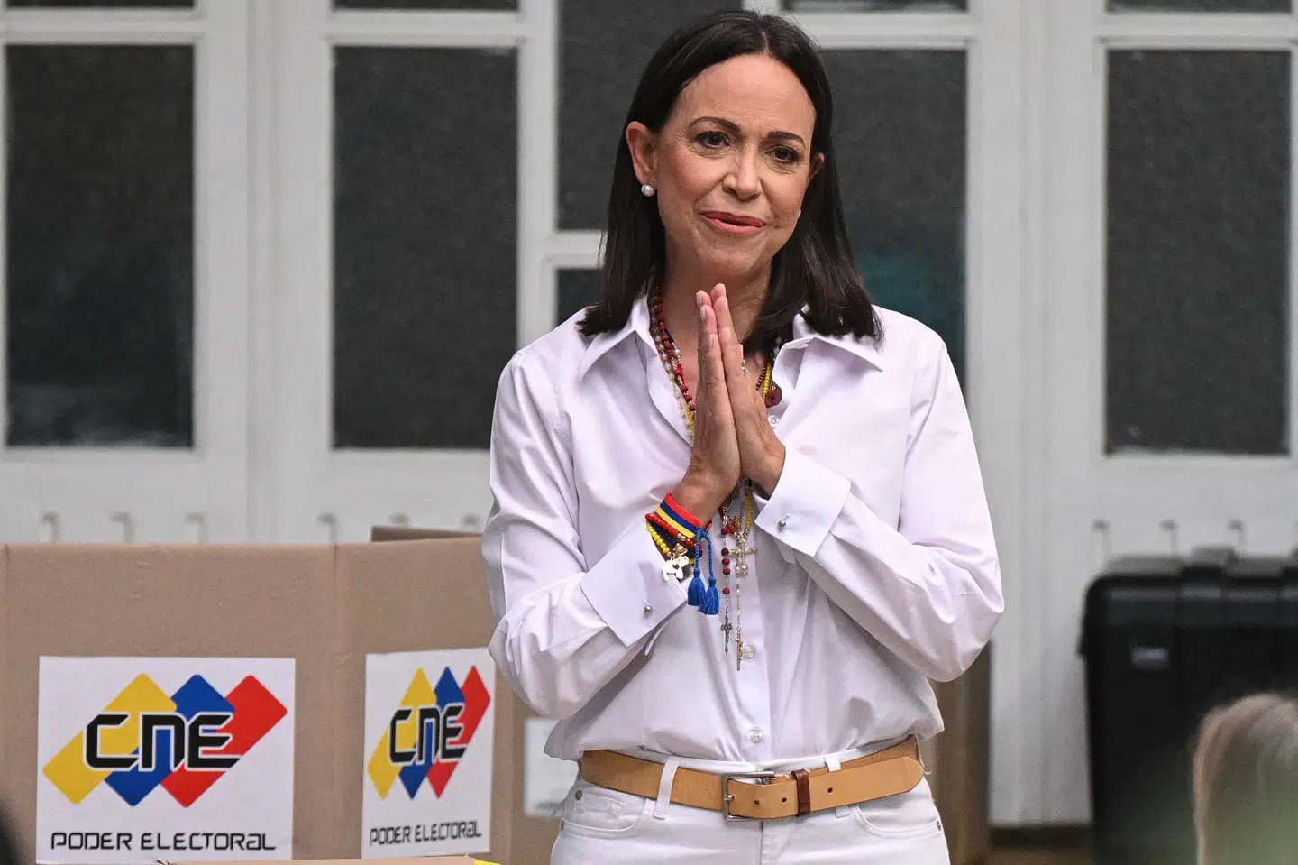 Venezuelas oppositionsleder, Maria Corina Machado, hilste på de fremmødte, mens hun stemte under præsidentvalget i Venezuela den 28. juli 2024. (Arkivfoto).
