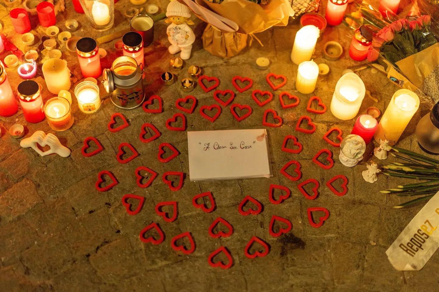 Der blev placeret 40 hjerter ude foran baren "Le Constellation". Hjerterne symboliserede de 40 mennesker, som mistede livet i en brand i det schweiziske natteliv nytårsnat.