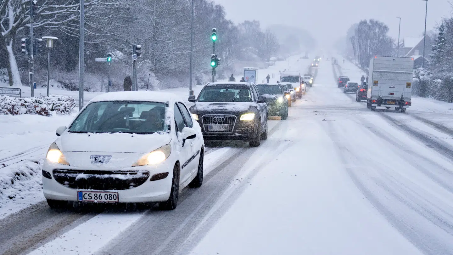 Trafikken glider langsomt flere steder under fredagens fygende snevejr.