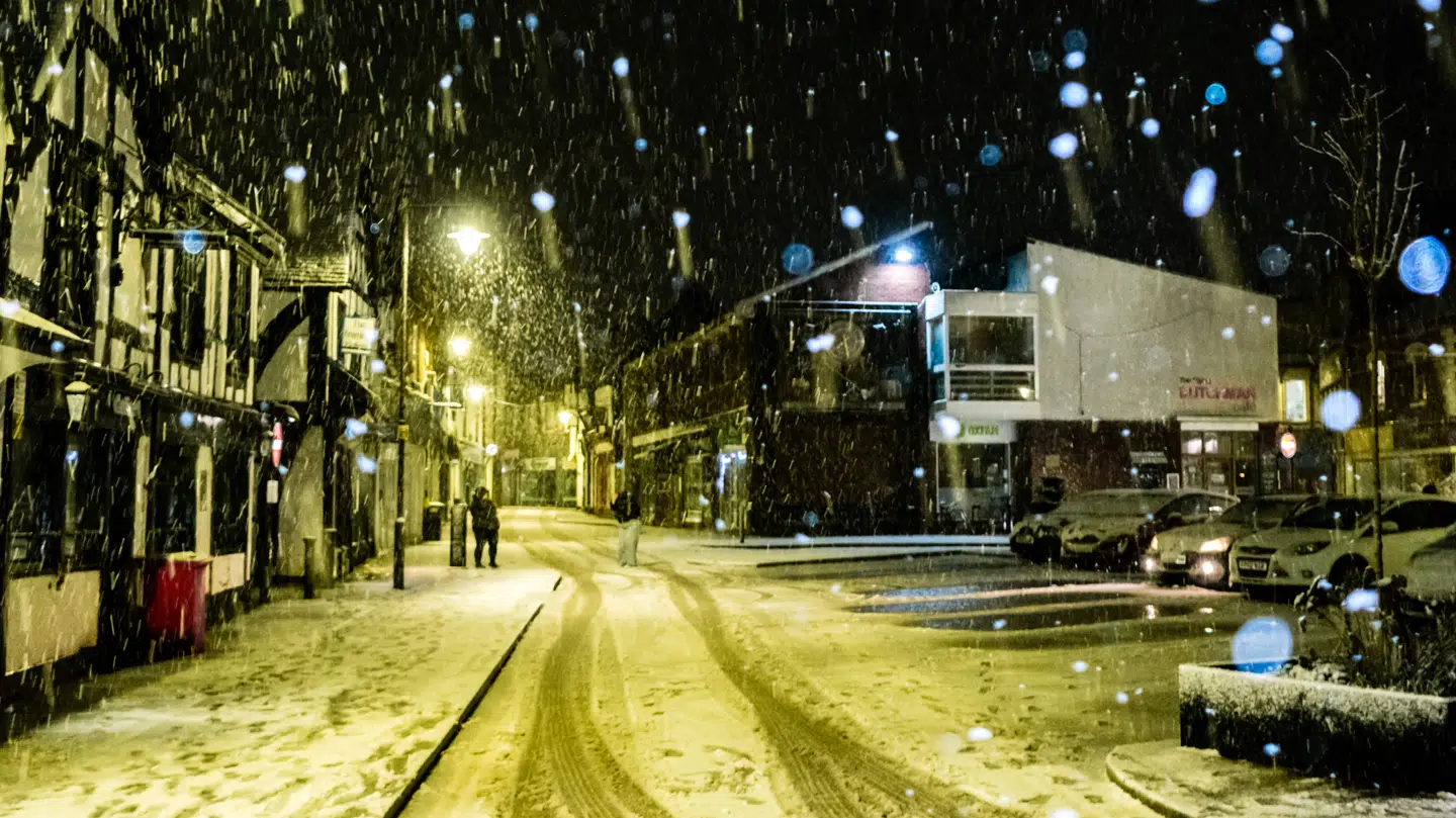 Voldsomt snefald rammer Wales i Storbritannien. Mange tusinde borgere har stået uden strøm i forbindelse med stormen.