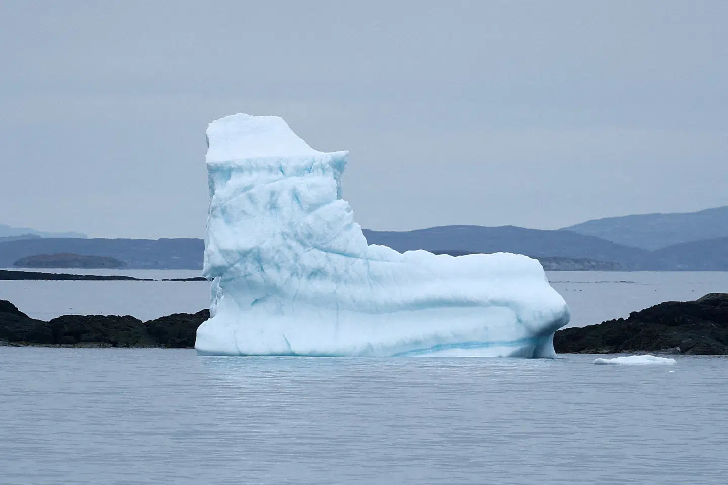 FILE PHOTO: An iceberg floats off the coast of Nuuk, Greenland, September 15, 2025. REUTERS/Guglielmo Mangiapane/File Photo