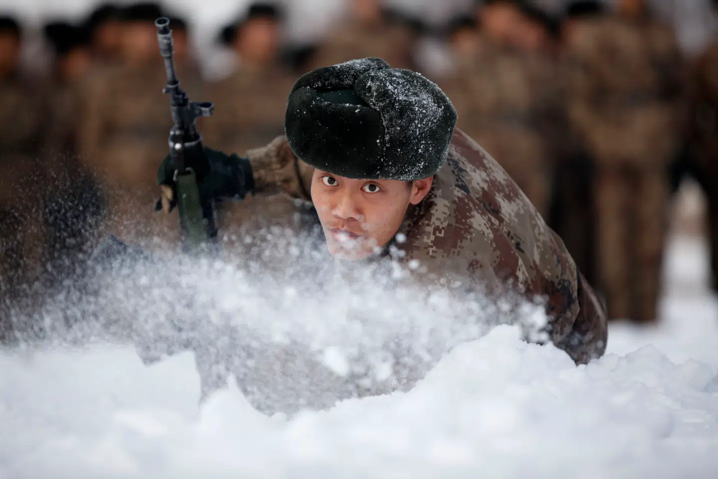 Kina har klare arktiske ambitioner, der rækker fra sikkerhedspolitik til økonomi. Der er dog endnu yderst få kinesiske skibe i Arktis. Det ændrer ikke på, at Kina er en fast del af Trumps trusselsbillede, når han taler om Grønland. Her ses militær træning i Kina i lave kuldegrader.