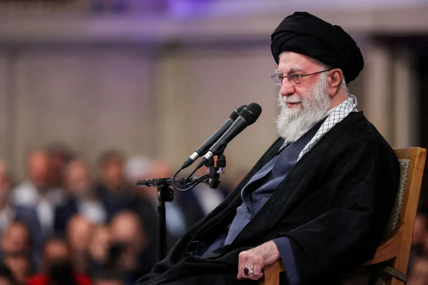 Irans øverste leder, ayatollah Ali Khamenei, gav fredag en kort tale på stats-tv, hvor han ifølge AP signalerer, at myndighederne vil slå ned på demonstrationer. Her sidder han under et møde 3. januar i Teheran. (Arkivfoto).