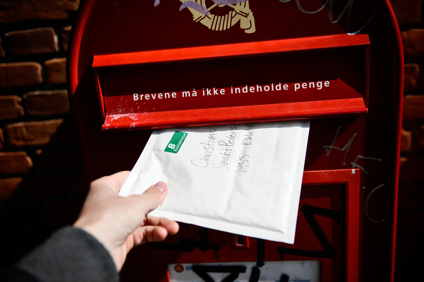 Med postkasserne forsvandt også muligheden for at få brugt de frimærker m.m., som man har liggende i skufferne, fordi Postnord ikke længere deler breve ud. Man kan godt få pengene retur – men man skal betale for det.