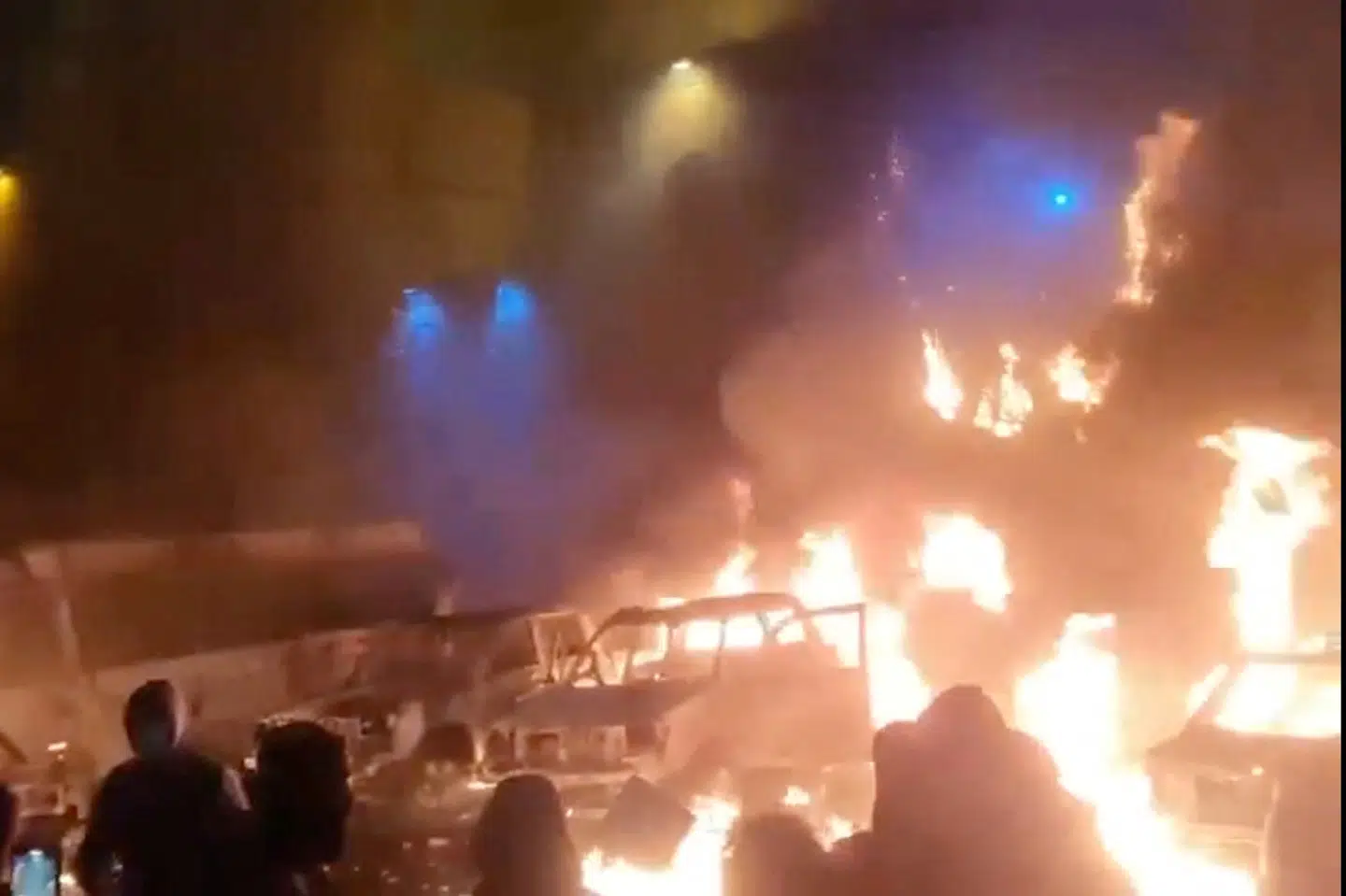 Demonstranter står omkring brændende køretøjer under protester i den iranske hovedstad, Teheran, 9. januar.