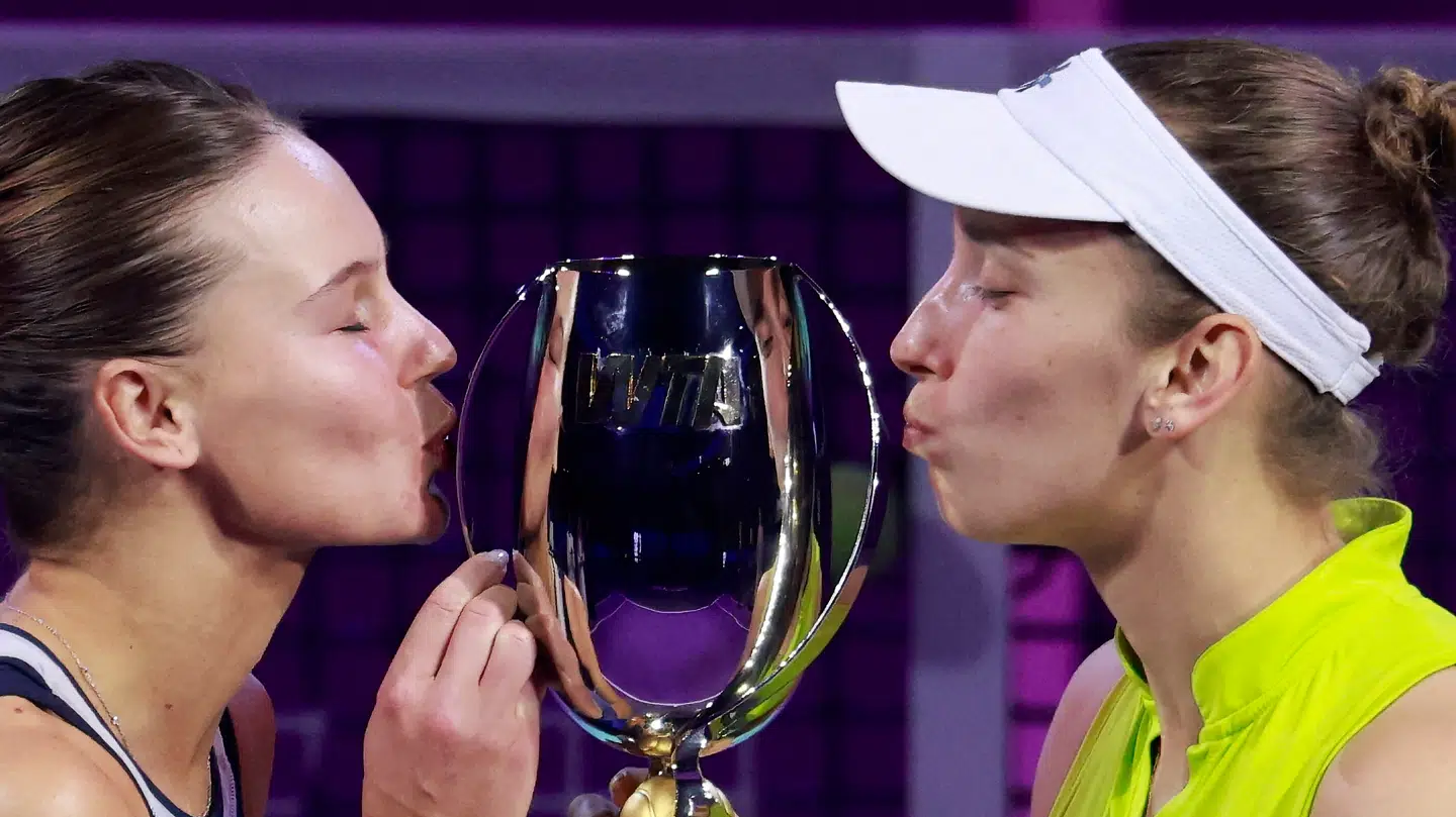 Veronika Kudermetova, tv. med doublemakkeren Elise Mertens.