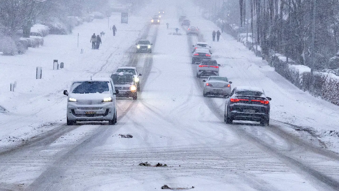 Vejret giver fredag store udfordringer i trafiken. Her er det i Aalborg, hvor sneen præger landskabet - også på vejene.