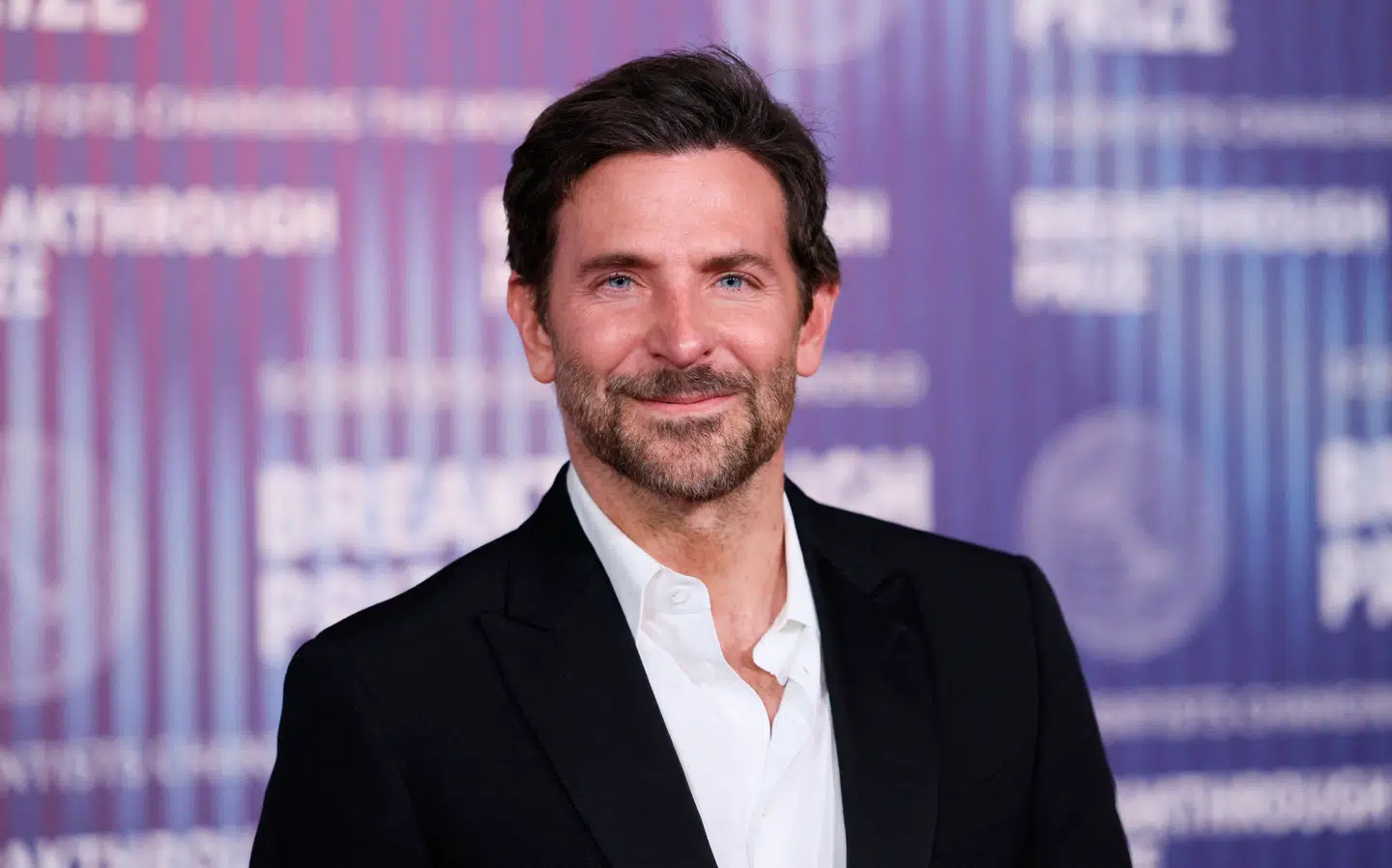 Den amerikanske skuespiller Bradley Cooper – her i april 2024 til prisuddeling i Los Angeles – har i den senere tid fået gjort noget ved ansigtet, mener internettet og folk på gaden at vide. Men det har han altså ikke, afviser han nu for første gang.