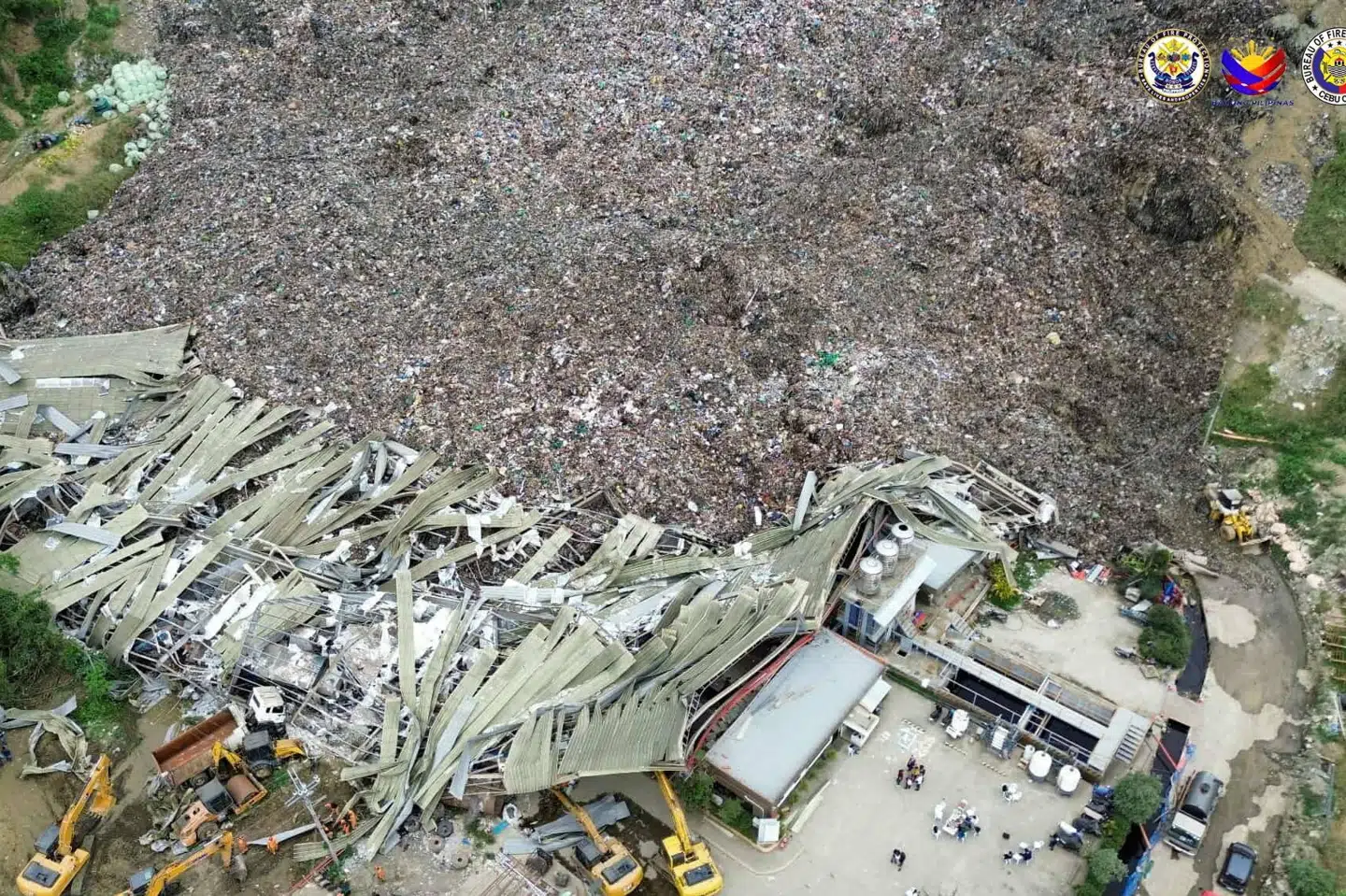 I Cebu i det centrale Filippinerne er et bjerg af skrald kollapset og faldet ned over bygninger.