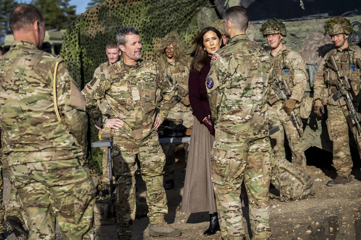 Forsvaret var også i fokus, da kong Frederik og dronning Mary besigtigede militært materiel under et besøg i den danske militærlejr Camp Valdemar i Adazi, Letland, i oktober 2025. (Arkivfoto).