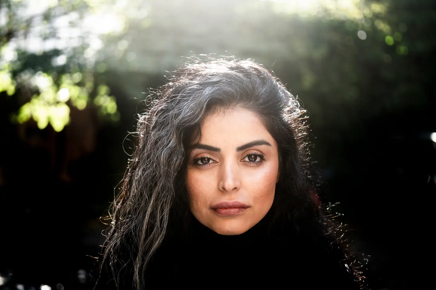 Forfatteren Sara Omar blev kendt for sine to bøger »Dødevaskeren« og »Skyggedansen«, som portrætterede hendes opvækst i et islamisk miljø. Siden har to filmskabere forsøgt at portrættere hendes erindringer som overdrevne og manipulerende.