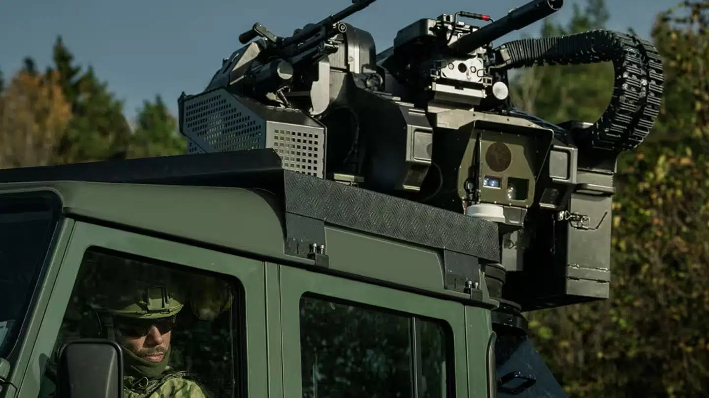 Her ses Saabs Trackfire Remote Weapon Station, som er en fjernbetjent våbenstation, der fungerer på både flådefartøjer, landkøretøjer og i stationære forsvarspositioner.