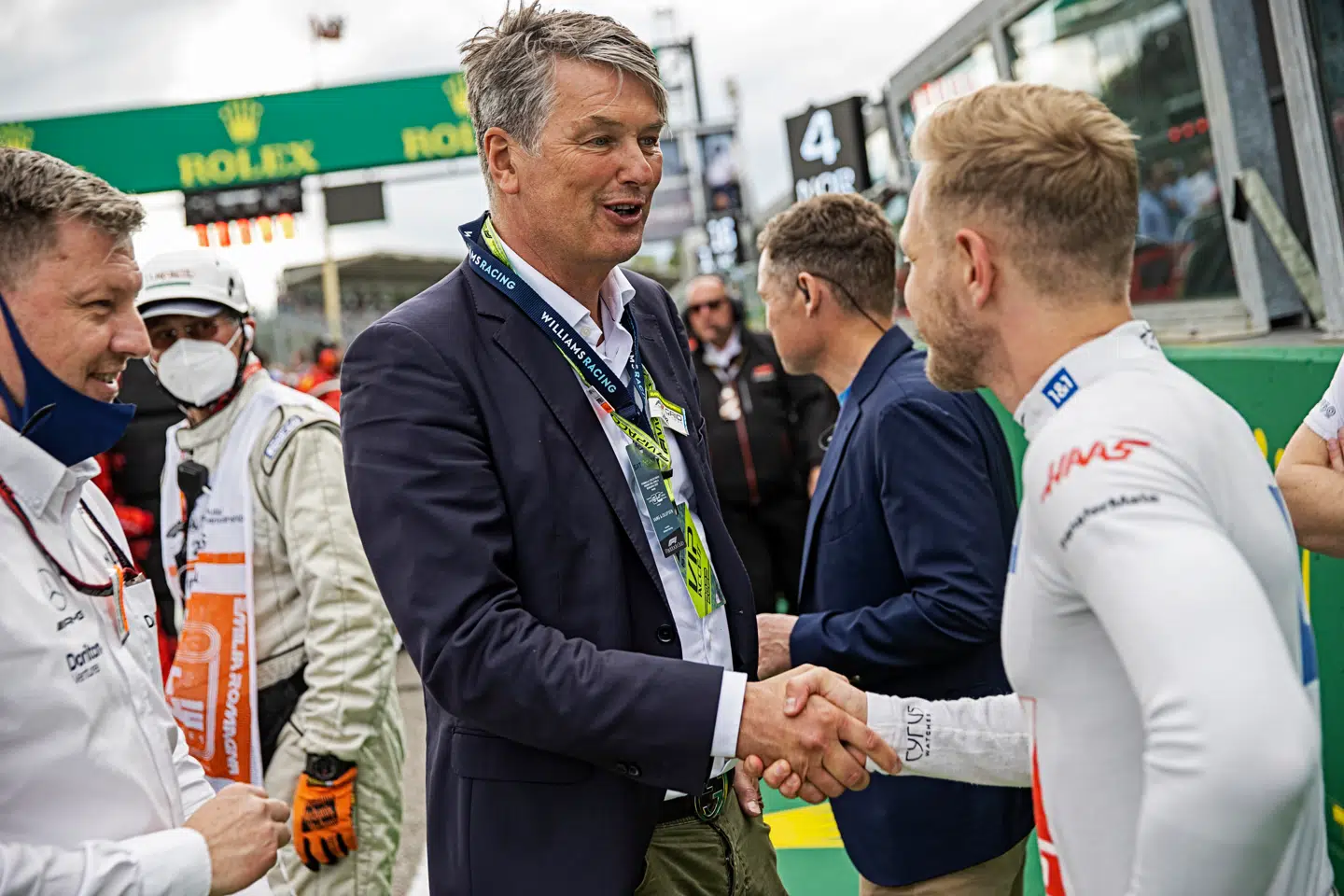 Topchefen i Bang & Olufsen, Kristian Teär, blev torsdag fyret. Nu fortæller kilder, at årsagen er, at Teär ikke var flittig nok og brugte mest tid på Ferrari og ultrarige kunder. Her møder han Kevin Magnussen ved et formel 1-løb på Imola-banen i Italien.