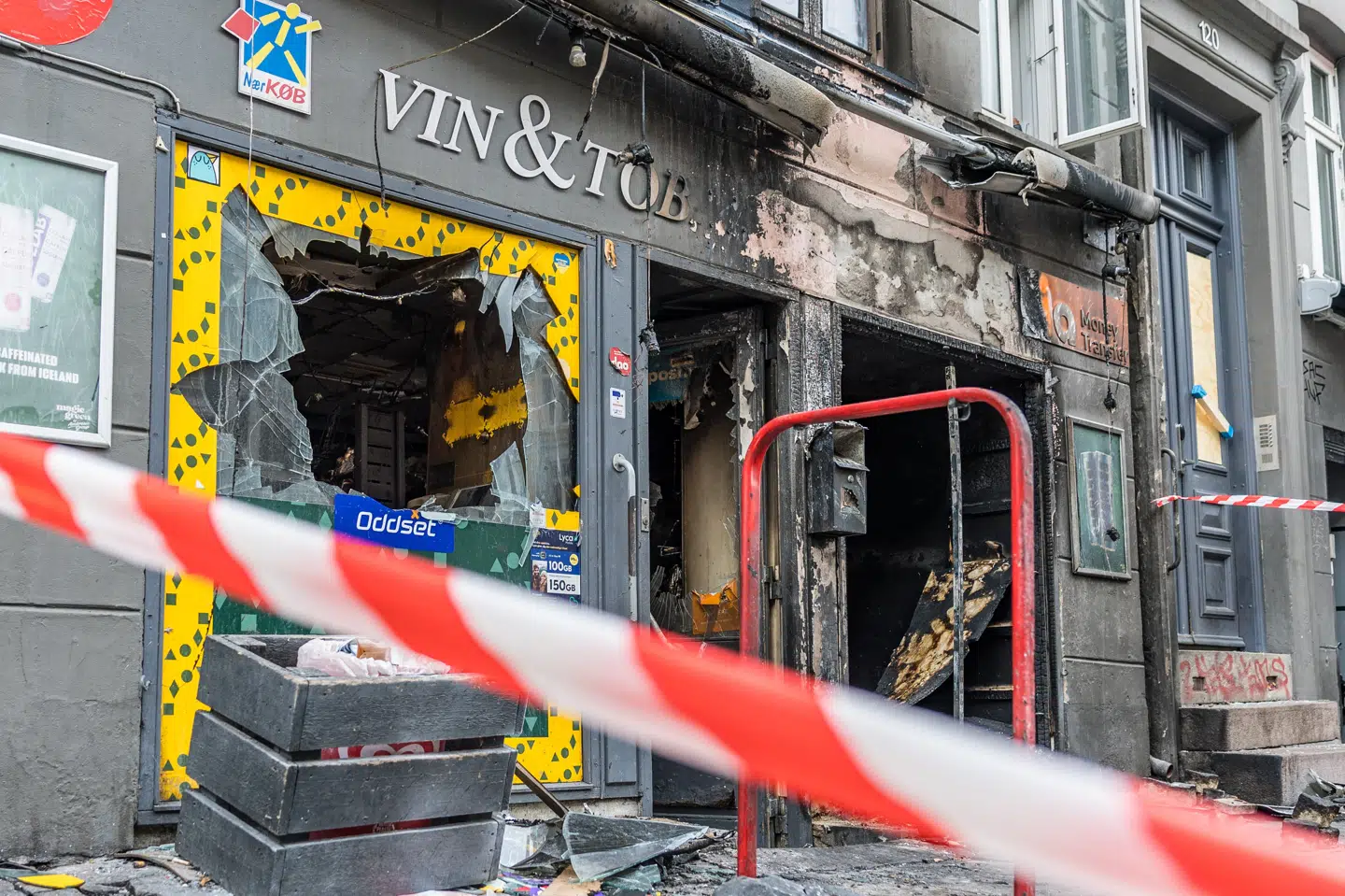 Torsdag aften var en eksplosion og brand i en kiosk i Istedgade på Vesterbro i København. En 19-årig mand får opretholdt anholdelsen i tre døgn.