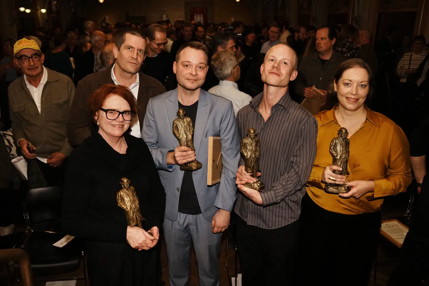 Journalisterne Lasse Skou Andersen, Sebastian Gjerding, Emilie Ekeberg, Nikolaj Houmann Mortensen og Charlotte Aagaard har modtaget årets Cavling for deres dækning af dansk våbeneksport til Israel.