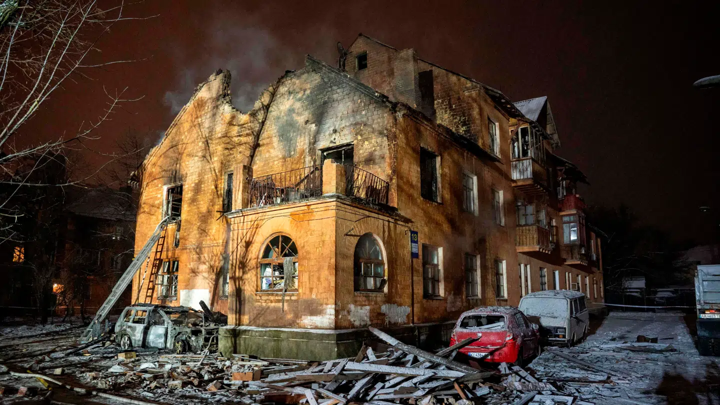 Billedet viser et kraftigt beskadiget boligbyggeri efter det russiske angreb i Kyiv natten til fredag.
