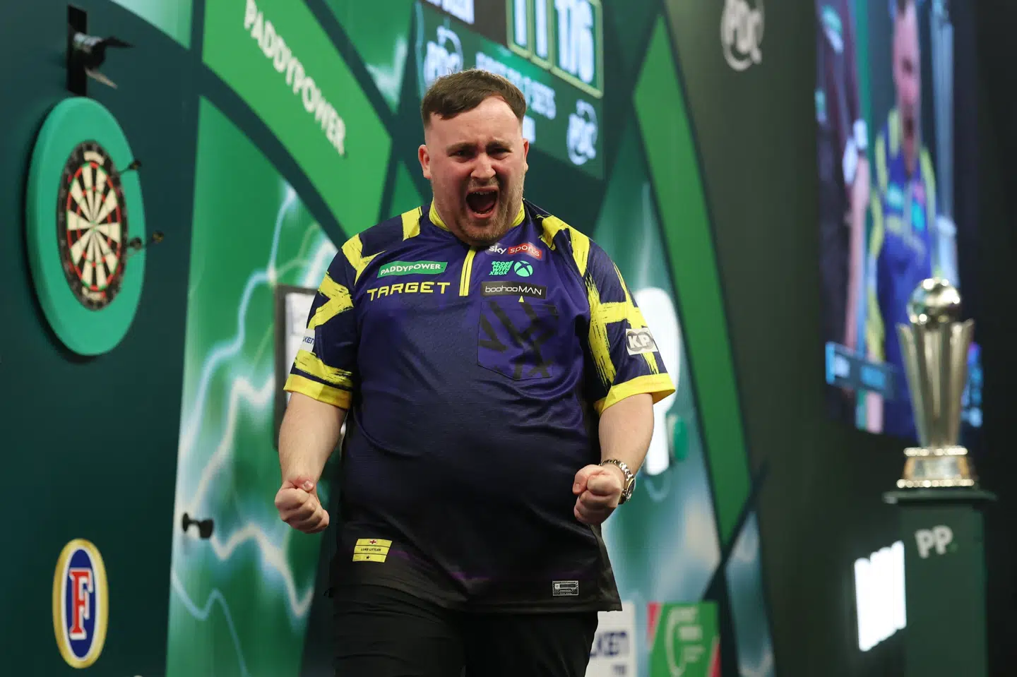 Luke Littler fejrer titlen som verdensmester, som han for en uge siden sikrede sig for anden år i træk. (Arkivfoto).