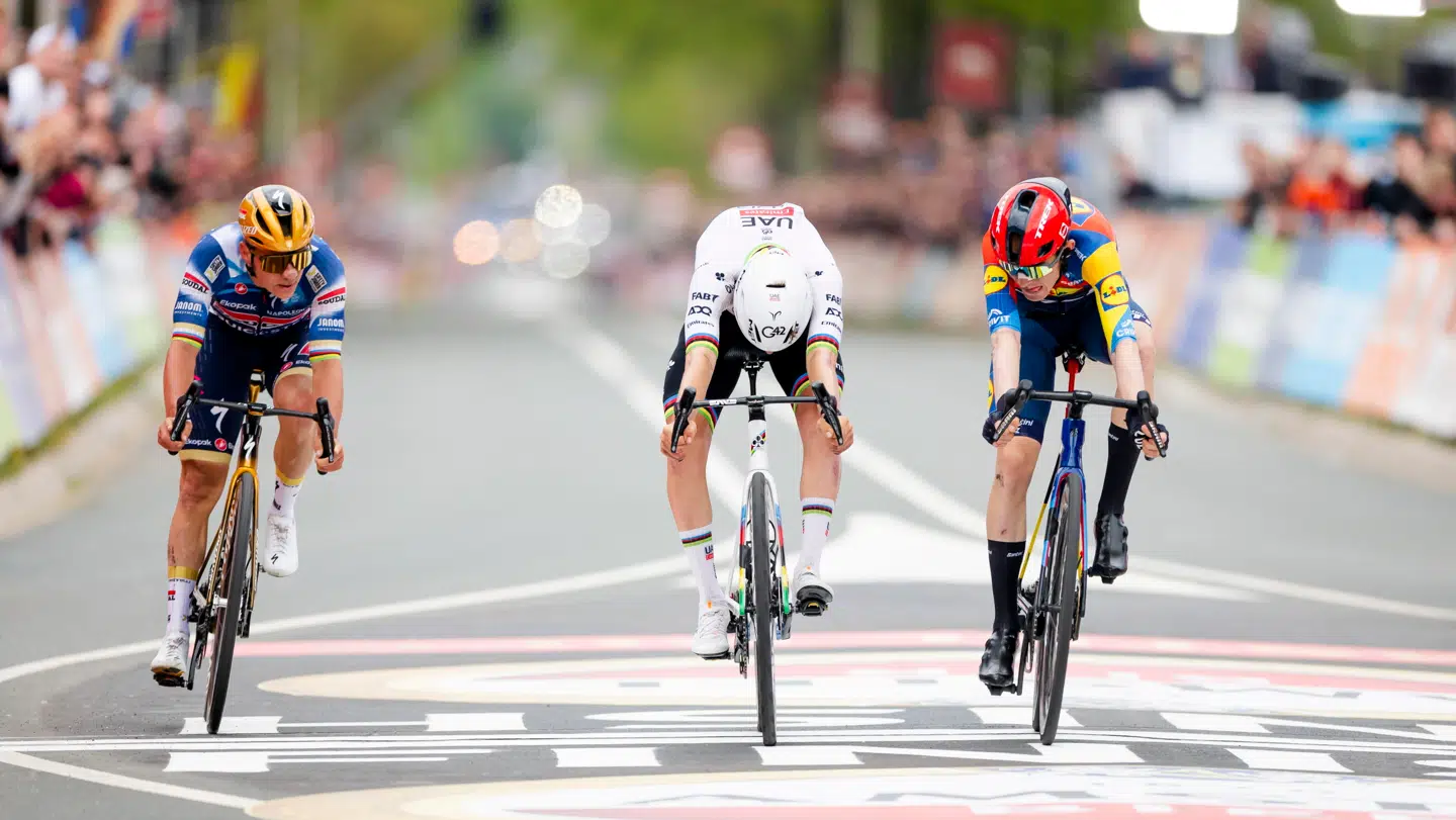 Mattias Skjelmose vandt en kæmpe sejr i Amstel Gold Race i fjor, hvor han slog både Remco Evenepoel (tv.) og Tadej Pogacar (midten).