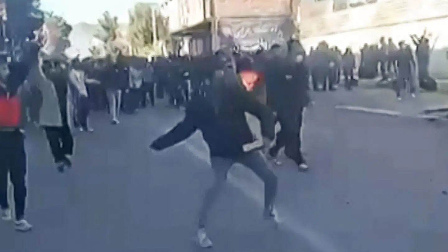 Screenshot fra en video lagt ud på sociale medier. Klippet viser en demonstrant, der angriber en regeringsbygning i Fasa i det sydlige Iran 31. december.