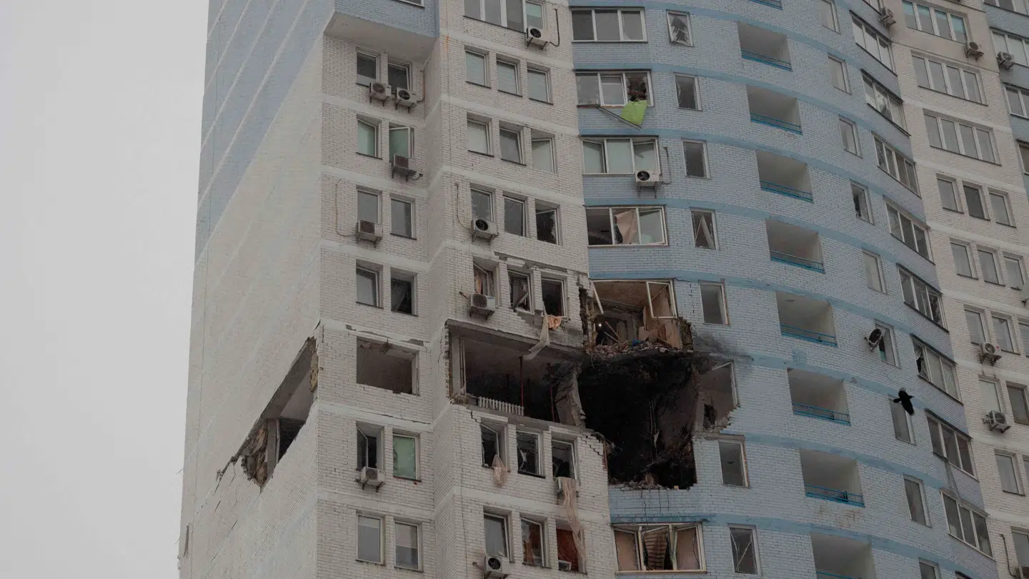 Endnu et beskadiget boligbyggeri efter det russiske angreb i Kyiv natten til fredag.