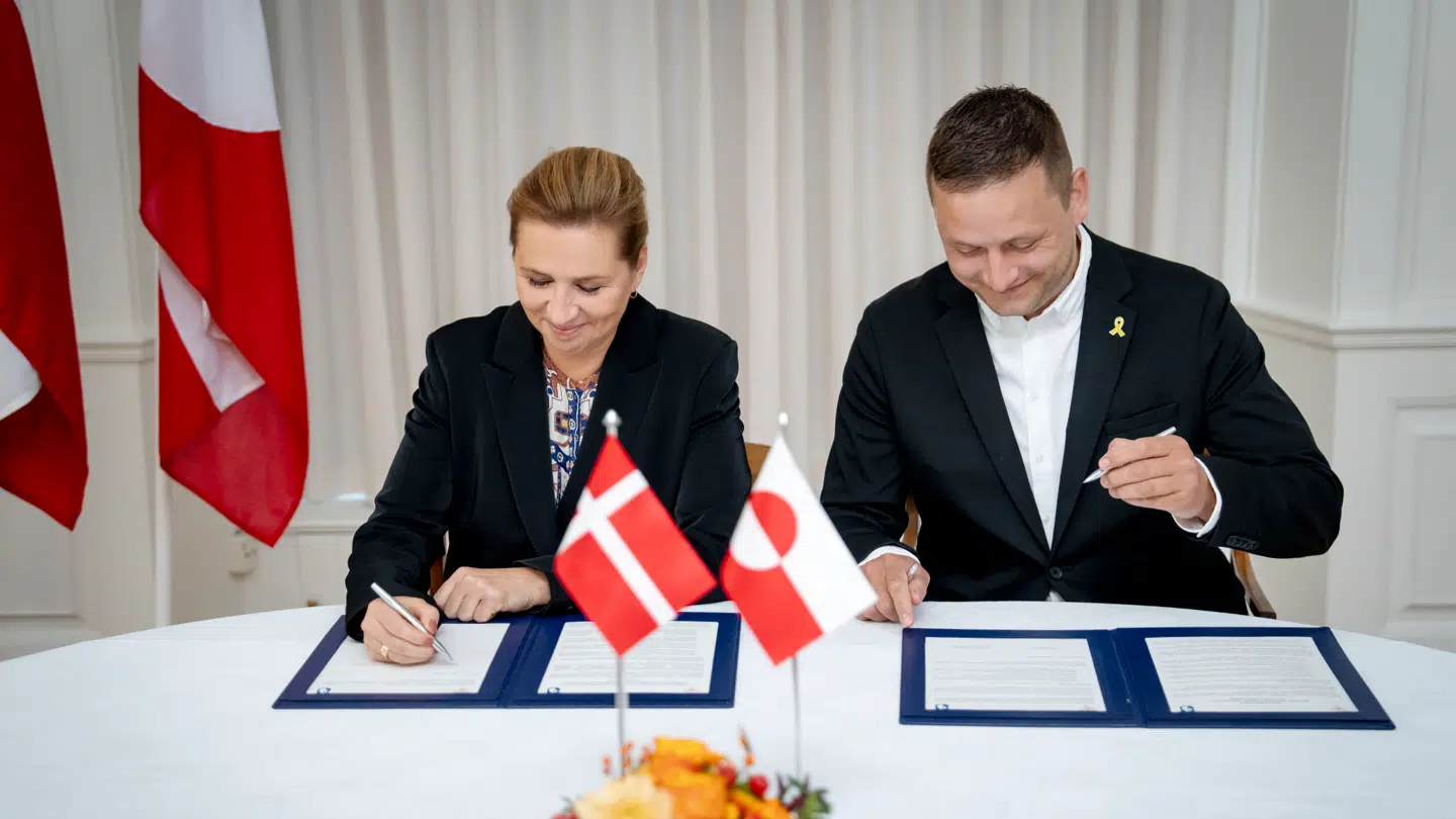 Statsminister Mette Frederiksen og Grønlands regeringsleder, Jens-Frederik Nielsen, underskriver rammeaftale for et selvbærende Grønland. Det samlede beløb er 1, 6 milliarder over 4 år.