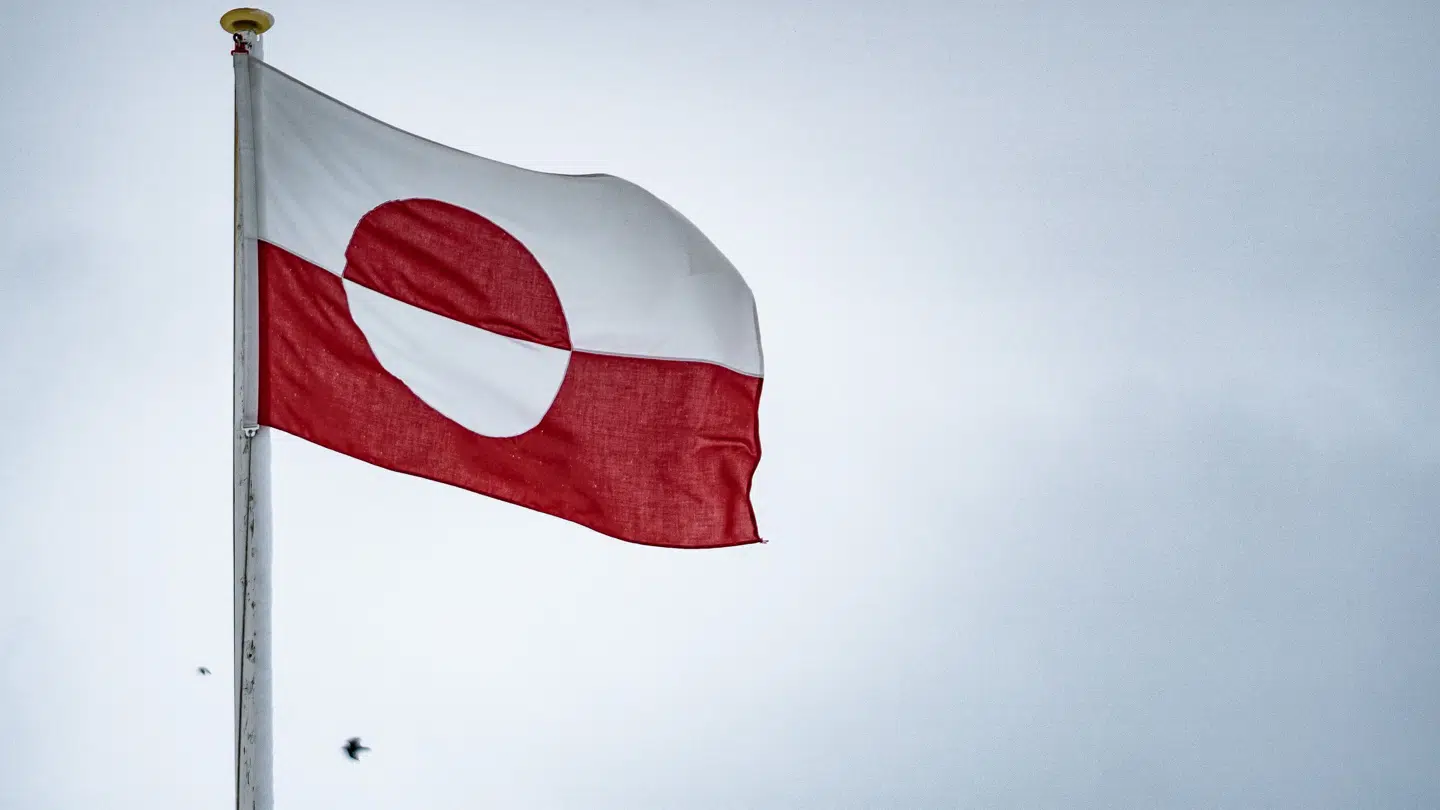 Grønlænderne må beslutte sig om de vil være selvstændige eller ej. Vi danskere skal ikke være til grin for vores egne penge. Det mener B.T's debatredaktør, Joachim B. Olsen.