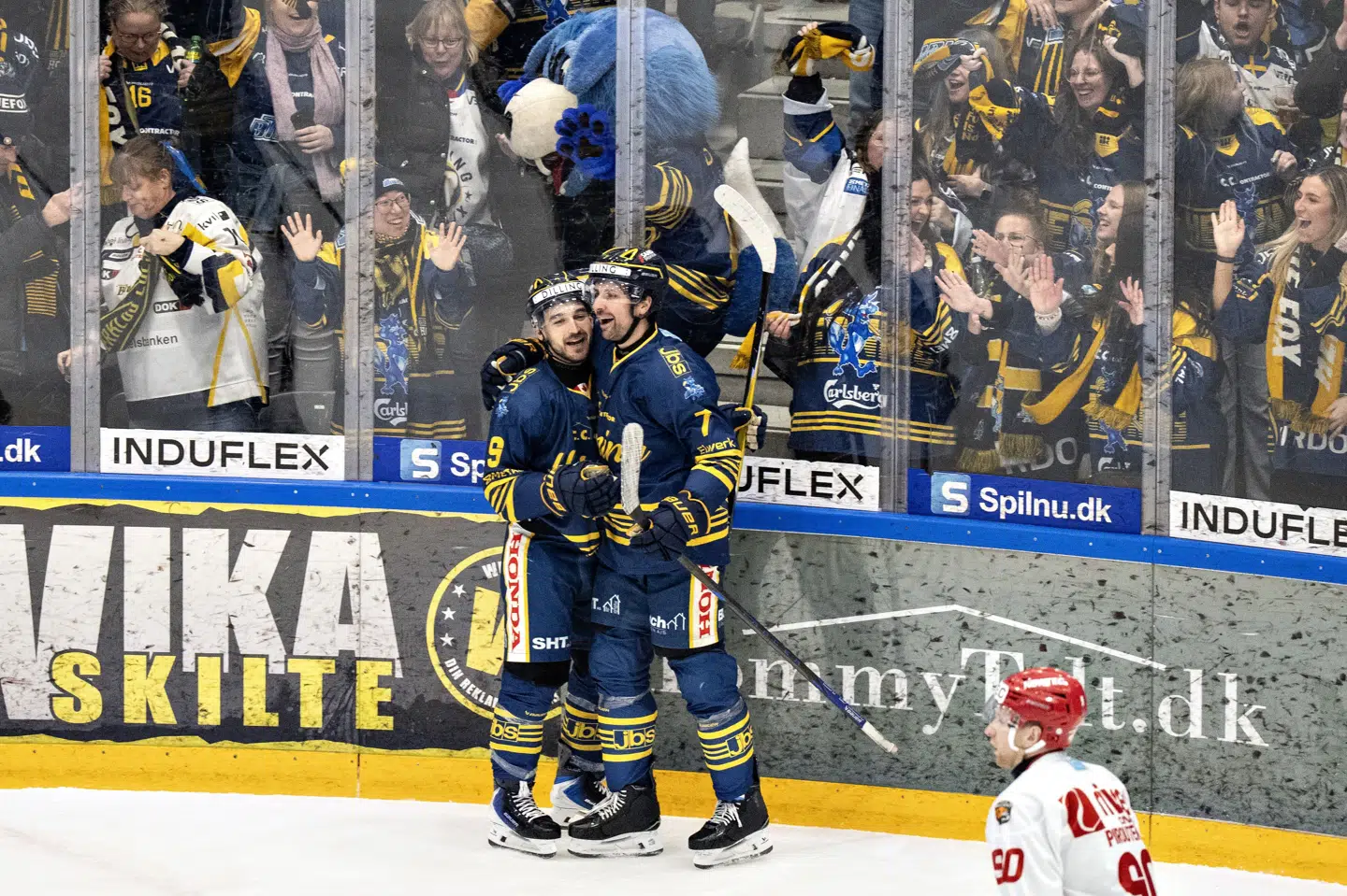 Herning Blue Fox vinder 5-2 over Odense Bulldogs i pokalsemifinalen.