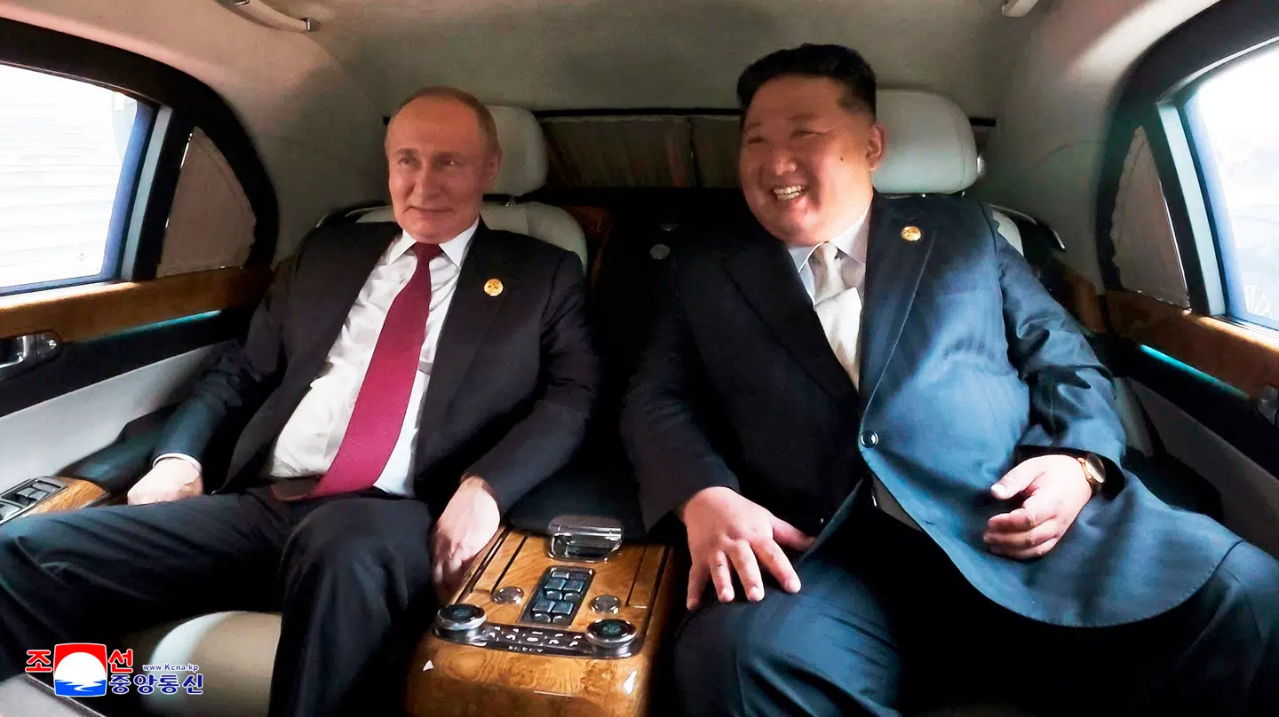 Kim Jong-un på køretur med den russiske præsident Putin. Billedet er fra september 2025.