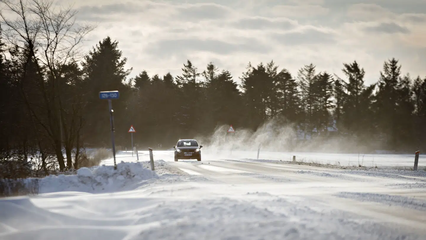 Lørdagens vejr bærer også præg af blæst og snefygning. Ligesom vejene her i Ringkøbing fredag den 9. januar.